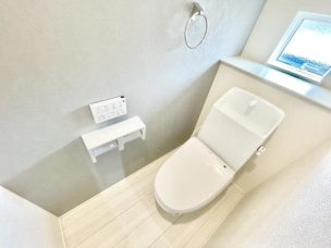 ■■Toilet■■
清潔な空間を保ちたいトイレはオフホワイトでまとめました。毎日使う場所だからこそお手入れも楽々にできる機能が搭載されております。汚れが付着しにくい便器はお掃除も楽々です。 トイレ