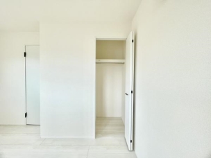 ■■closet■■
クローゼットはスーツ類から丈の長いコート類まで何でも収納できる便利なスペースです。衣装ケースと併用することでセーター類なども収納でき自分だけのスペースにカスタマイズできます。 収納
