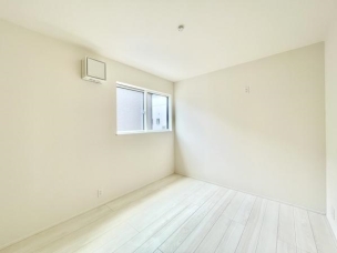 ■■居室■■
各居室ごとにデザイン性のある窓を配置しました。壁面にはデスクやベット等の家具を置きやすいように高さや位置にも配慮しました。自分だけのお気に入りの空間を是非ご体感下さい。 子供部屋