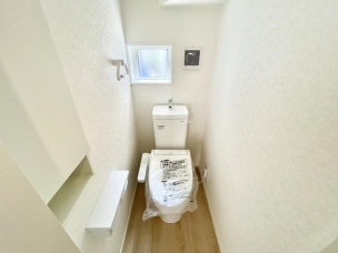 ■■Toilet■■
毎日使う場所だからこそお手入れも楽々にできる機能が搭載されております。汚れが付着しにくい便器はお掃除も楽々です。 トイレ