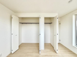■■closet■■
クローゼットはスーツ類から丈の長いコート類まで何でも収納できる便利なスペースです。衣装ケースと併用することでセーター類なども収納でき自分だけのスペースにカスタマイズできます。 収納