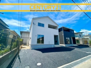 ■■駐車場■■
ファミリーカーの需要が多い中、駐車場も確保いたしました。マンションとは違う敷地内駐車。ご主人様のお車のお手入れにも気合が入りますね。 駐車場