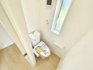■■Toilet■■
清潔な空間を保ちたいトイレはオフホワイトでまとめました。毎日使う場所だからこそお手入れも楽々にできる機能が搭載されております。汚れが付着しにくい便器はお掃除も楽々です。 トイレ