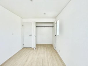 ■■closet■■
クローゼットはスーツ類から丈の長いコート類まで何でも収納できる便利なスペースです。衣装ケースと併用することでセーター類なども収納でき自分だけのスペースにカスタマイズできます。 収納