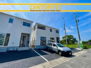 ■■駐車場■■
ファミリーカーの需要が多い中、駐車場も確保いたしました。マンションとは違う敷地内駐車。ご主人様のお車のお手入れにも気合が入りますね。 駐車場
