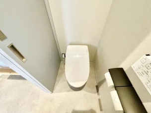 ■■Toilet■■
清潔な空間を保ちたいトイレはオフホワイトでまとめました。毎日使う場所だからこそお手入れも楽々にできる機能が搭載されております。汚れが付着しにくい便器はお掃除も楽々です。 トイレ