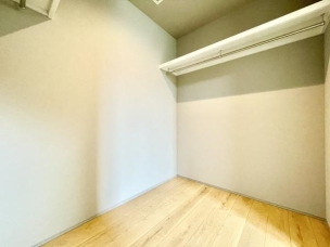 ■■ウォークインクローゼット■■
スーツ類から丈の長いコート類まで何でも収納できる便利なスペースです。衣装ケースと併用することでセーター類なども収納でき自分だけのスペースにカスタマイズできます。 収納