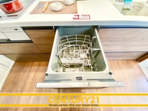■■食器洗浄乾燥機■■家事の最も強い味方の一つ…ビルトイン型の食器洗浄乾燥機。手洗いでは落ちない汚れも高温・高圧ですっきり。お片付けの時間を短縮してくれるのも嬉しいですね。 同仕様写真(キッチン)