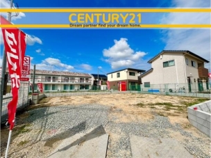 ■現地写真■
閑静な住宅街に誕生した新築戸建て!
落ち着いた住環境で、子育て世帯にも安心。静かで長く安心して暮らしやすい住環境です。 小郡市大崎 2号棟 全5棟 外観