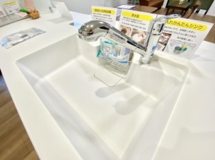 ■■浄水器付シャワー切替水栓■■浄水器がカルキその他を除去。美味しい水を提供してくれます。ヘッドはシャワーや浄水に切り替え可能でノズルが延びる可動式。キッチン作業が楽しくなりますね。 同仕様写真(内観)