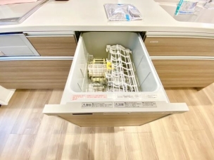 ■■食器洗浄乾燥機■■家事の最も強い味方の一つ…ビルトイン型の食器洗浄乾燥機。手洗いでは落ちない汚れも高温・高圧ですっきり。お片付けの時間を短縮してくれるのも嬉しいですね。 同仕様写真(内観)