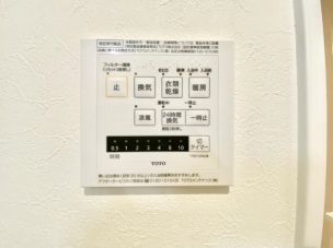 ■■浴室乾燥機■■浴室は湿気が多く結露が発生しやすい場所。換気・乾燥機能によって、湿気を抑え、カビや結露の発生も少なくなり、掃除の手間を省くこともできるでしょう。 同仕様写真(内観)