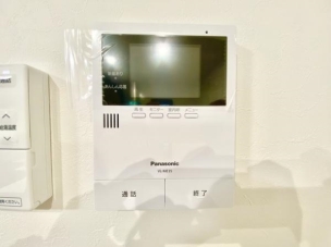 ■■カラーTVモニターホン■■外出中も来訪者をカラー画面と音声でしっかり録画します。在宅時にも鮮明なモニターでしっかり相手を確認できます!防犯のスタート、安心の一歩は玄関からですね。 同仕様写真(内観)