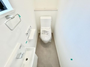 ■■Toilet■■
清潔な空間を保ちたいトイレはオフホワイトでまとめました。毎日使う場所だからこそお手入れも楽々にできる機能が搭載されております。汚れが付着しにくい便器はお掃除も楽々です。 トイレ
