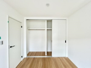 ■■closet■■
クローゼットはスーツ類から丈の長いコート類まで何でも収納できる便利なスペースです。衣装ケースと併用することでセーター類なども収納でき自分だけのスペースにカスタマイズできます。 洋室