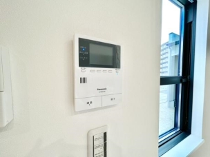 ■■カラーTVモニターホン■■外出中も来訪者をカラー画面と音声でしっかり録画します。在宅時にも鮮明なモニターでしっかり相手を確認できます!防犯のスタート、安心の一歩は玄関からですね。 その他内観