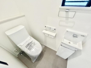 ■■Toilet■■
清潔な空間を保ちたいトイレはオフホワイトでまとめました。毎日使う場所だからこそお手入れも楽々にできる機能が搭載されております。汚れが付着しにくい便器はお掃除も楽々です。 トイレ