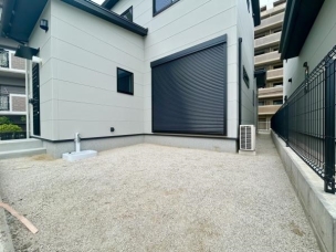 ■■素敵な場所■■
小さな子どものいる家庭にとって、庭は、最も安全な屋外の遊び場。砂場やブランコ、食育用の小さな菜園を備えつけたり、プレイジムやプールを広げる場所としても活躍するスペース。 庭