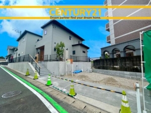 ■■駐車場■■
ファミリーカーの需要が多い中、駐車場も確保いたしました。マンションとは違う敷地内駐車。ご主人様のお車のお手入れにも気合が入りますね。 駐車場