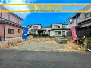■現地写真■
閑静な住宅街に誕生した新築戸建て!
落ち着いた住環境で、子育て世帯にも安心。静かで長く安心して暮らしやすい住環境です。 南区和田3丁目1期 全1棟 外観