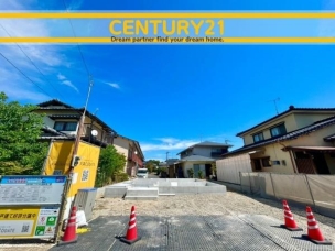 ■現地写真■
閑静な住宅街!
落ち着いた住環境で、子育て世帯にも安心。静かで長く安心して暮らしやすい住環境です。 佐賀市開成2丁目 全1棟 外観