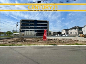 ■現地写真■
閑静な住宅街に誕生した新築戸建て!
落ち着いた住環境で、子育て世帯にも安心。静かで長く安心して暮らしやすい住環境です。 小郡市大板井1期 2号棟 全3棟 外観
