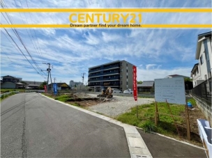■■駐車場■■
ファミリーカーの需要が多い中、駐車場も確保いたしました。マンションとは違う敷地内駐車。ご主人様のお車のお手入れにも気合が入りますね。 駐車場