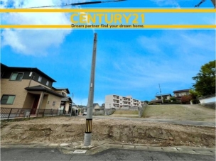 ■現地写真■
閑静な住宅街に誕生した新築戸建て!
落ち着いた住環境で、子育て世帯にも安心。静かで長く安心して暮らしやすい住環境です。 南区柳河内1丁目2期 全1棟 外観
