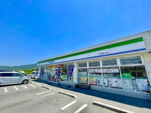 【コンビニ】ファミリーマート太宰府梅ヶ丘店 925m・Family Mart ~あなたと、コンビに~
周辺環境