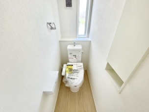 ■■Toilet■■
清潔な空間を保ちたいトイレはオフホワイトでまとめました。毎日使う場所だからこそお手入れも楽々にできる機能が搭載されております。汚れが付着しにくい便器はお掃除も楽々です。 トイレ