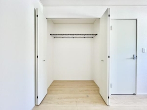 ■■closet■■
クローゼットはスーツ類から丈の長いコート類まで何でも収納できる便利なスペースです。衣装ケースと併用することでセーター類なども収納でき自分だけのスペースにカスタマイズできます。 収納