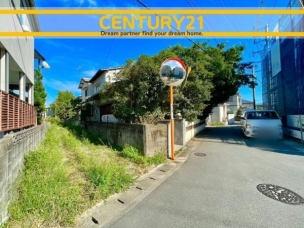■現地写真■建築条件なし~お好きなハウスメーカーで建築可能~
閑静な住宅街!
長く安心して暮らしやすい落ち着いた住環境です。
※整地後のイメージのため、現状と異なる場合があります。 前面道路含む現地写真