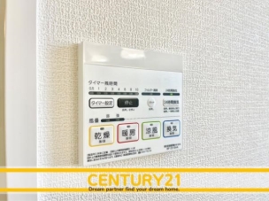 ■■浴室乾燥機■■浴室は湿気が多く結露が発生しやすい場所。換気・乾燥機能によって、湿気を抑え、カビや結露の発生も少なくなり、掃除の手間を省くこともできるでしょう。 同仕様写真(内観)