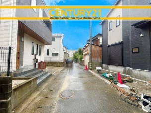 ■■駐車場■■
ファミリーカーの需要が多い中、駐車場も確保いたしました。マンションとは違う敷地内駐車。ご主人様のお車のお手入れにも気合が入りますね。 駐車場