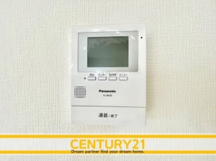 ■■カラーTVモニターホン■■外出中も来訪者をカラー画面と音声でしっかり録画します。在宅時にも鮮明なモニターでしっかり相手を確認できます!防犯のスタート、安心の一歩は玄関からですね。 同仕様写真(内観)