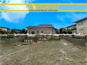 ■現地写真■
閑静な住宅街!
落ち着いた住環境で、子育て世帯にも安心。静かで長く安心して暮らしやすい住環境です。 佐賀市若宮1丁目第9 2号棟 全3棟 外観