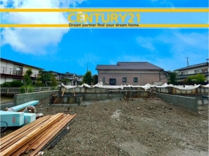 ■現地写真■
閑静な住宅街!
落ち着いた住環境で、子育て世帯にも安心。静かで長く安心して暮らしやすい住環境です。 佐賀市若宮1丁目第9 1号棟 全3棟 外観