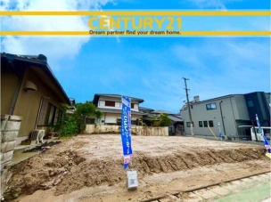 ■現地写真■
閑静な住宅街に誕生した新築戸建て!
落ち着いた住環境で、子育て世帯にも安心。静かで長く安心して暮らしやすい住環境です。 早良区飯倉3丁目5期 2号棟 全2棟 外観