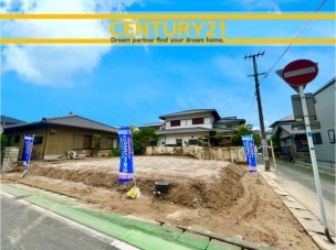 ■現地写真■
閑静な住宅街に誕生した新築戸建て!
落ち着いた住環境で、子育て世帯にも安心。静かで長く安心して暮らしやすい住環境です。 早良区飯倉3丁目5期 1号棟 全2棟 外観