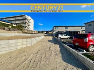 ■■駐車場■■
ファミリーカーの需要が多い中、駐車場も確保いたしました。マンションとは違う敷地内駐車。ご主人様のお車のお手入れにも気合が入りますね。 駐車場