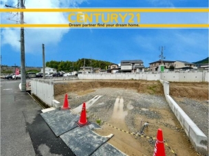 ■■駐車場■■
ファミリーカーの需要が多い中、駐車場も確保いたしました。マンションとは違う敷地内駐車。ご主人様のお車のお手入れにも気合が入りますね。 駐車場