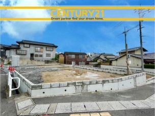 ■現地写真■
閑静な住宅街に誕生した新築戸建て!
落ち着いた住環境で、子育て世帯にも安心。静かで長く安心して暮らしやすい住環境です。 北九州市八幡西区上上津役3丁目 2号棟 全4棟 外観