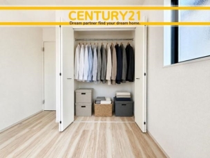 ■■closet■■
クローゼットはスーツ類から丈の長いコート類まで何でも収納できる便利なスペースです。衣装ケースと併用することでセーター類なども収納でき自分だけのスペースにカスタマイズできます。 収納