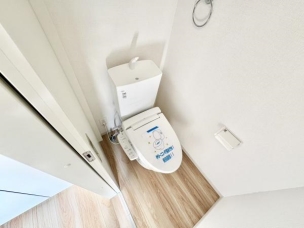 ■■Toilet■■
清潔な空間を保ちたいトイレはオフホワイトでまとめました。毎日使う場所だからこそお手入れも楽々にできる機能が搭載されております。汚れが付着しにくい便器はお掃除も楽々です。 トイレ