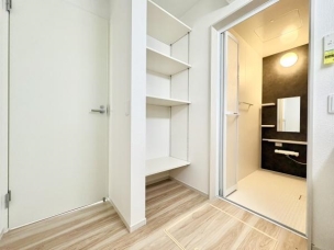 ■その他内観■
写真では伝わりきらない素敵な住空間。
実際に見ると印象がより伝わります。
即日見学やご内覧予約、その他ご相談など見るだけ聞くだけでもOK! 洗面台・洗面所
