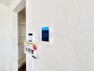 ■■カラーTVモニターホン■■外出中も来訪者をカラー画面と音声でしっかり録画します。在宅時にも鮮明なモニターでしっかり相手を確認できます!防犯のスタート、安心の一歩は玄関からですね。 その他内観