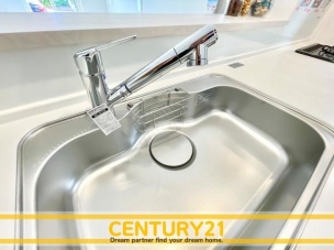 ■■浄水器付シャワー切替水栓■■浄水器がカルキその他を除去。美味しい水を提供してくれます。ヘッドはシャワーや浄水に切り替え可能でノズルが延びる可動式。キッチン作業が楽しくなりますね。 同仕様写真(キッチン)