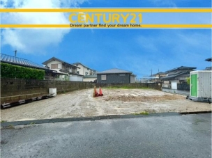 ■現地写真■
閑静な住宅街に誕生した新築戸建て!
落ち着いた住環境で、子育て世帯にも安心。静かで長く安心して暮らしやすい住環境です。 北九州市八幡西区船越2丁目 8号棟 全1棟 外観