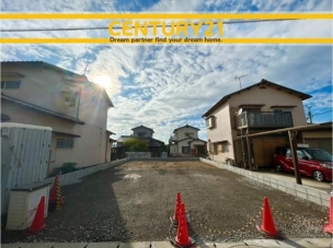 ■現地写真■
閑静な住宅街に誕生した新築戸建て!
落ち着いた住環境で、子育て世帯にも安心。静かで長く安心して暮らしやすい住環境です。 北九州市八幡西区高江5丁目 3号棟 全1棟 外観