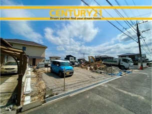 ■現地写真■
閑静な住宅街に誕生した新築戸建て!
落ち着いた住環境で、子育て世帯にも安心。静かで長く安心して暮らしやすい住環境です。 北九州市八幡西区光貞台2丁目2期 1号棟 全2棟 外観